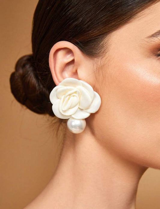 Chole Flower Pearl Stud ￼