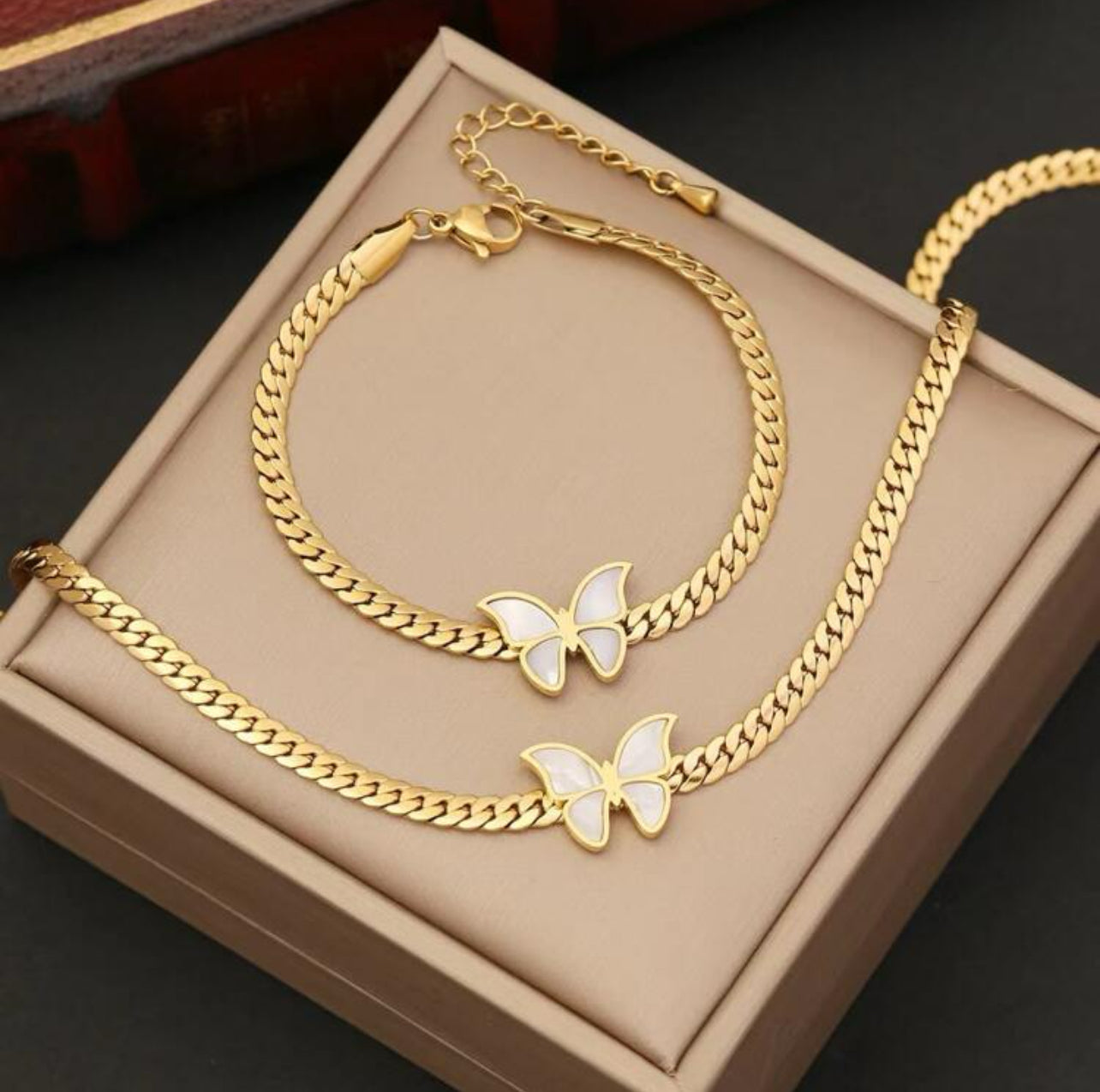 Butterfly Pendant Necklace & Bracelet Set ￼